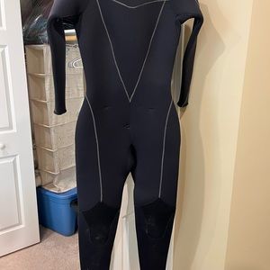 Henderson size6 7mm wetsuit